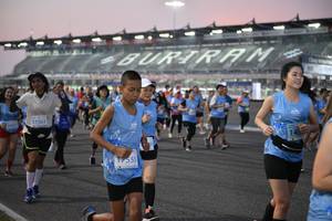 BIB: 300
                            <button type="button" onclick="openModal(10462451)" class="btn btn-primary btn-sm float-right btn-popup" data-toggle="modal" data-target=".modal-high-quality">
                        <i class="fas fa-shopping-cart"></i> Add to Cart
                    </button>
                                            <button type="button" onclick="isThisMe(10462451, true)" class="btn btn-success btn-sm float-right btn-popup btn-isme hidden" data-toggle="tooltip" data-placement="bottom" title="นี่คือรูปของคุณใช่ไหม คลิกที่นี่เพื่อเอาเข้าอัลบั้ม">
                        <i class="fas fa-plus"></i> Add to album
                    </button>
                    <button type="button" onclick="isThisMe(10462451, false)" class="btn btn-warning btn-sm float-right btn-popup btn-isnotme hidden">
                        <i class="fas fa-ban"></i> Remove from album
                    </button>